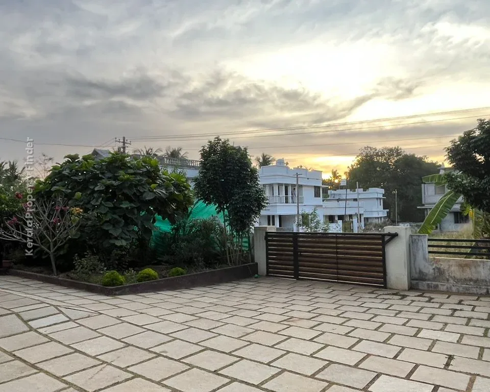 4 BHK furnished New Modern-tiled roof House for sale in Velappaya Thrissur - Photo 2